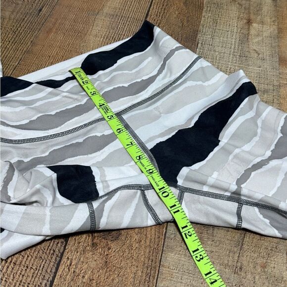 Lululemon True Self Crop
Bleacher Stripe White Black size 6 - Picture 12 of 14
